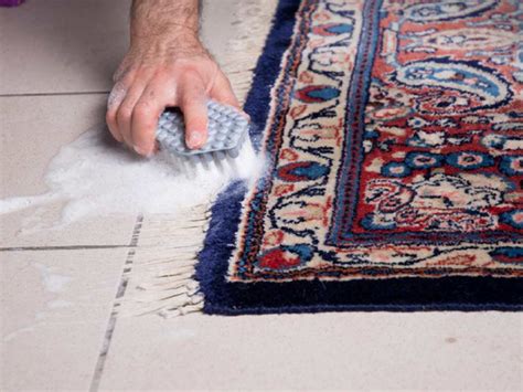 Auch wenn du mit einem dampfreiniger arbeitest, kannst du in der regel essigwasser zum reinigen deines teppichs hinzufügen, um ein noch besseres ergebnis zu erzielen. teppich-reinigen-mit-buerste - Teppichreinigung Royal