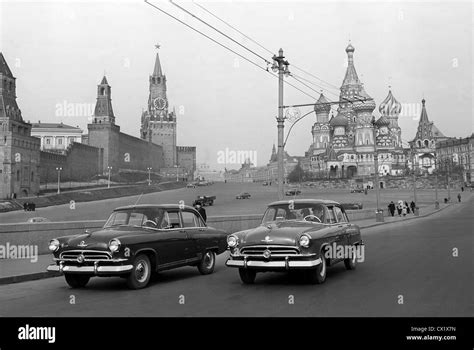 Itar Tass La Urss Moscú Volga Los Automóviles En El Puente De Moskvoretsky Foto Itar Tass