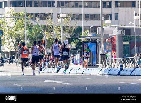 Grupo De Atletas Profesionales Caminando Por Las Calles De Madrid Haciendo La Media Maratón De