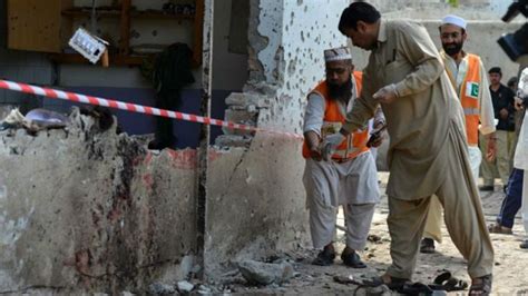 پشاور میں خودکش دھماکے سے تباہی Bbc News اردو