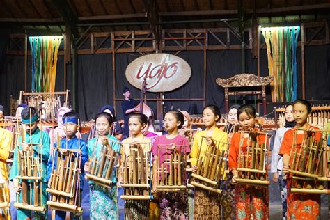 Alat musik yang terbuat dari bilah bambu ini merupakan kebanggaan dari masyarakat jawa barat, lho. Sejarah Angklung, Alat Musik yang Diakui UNESCO