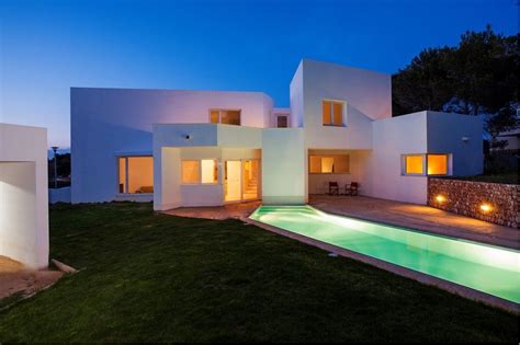 #66, calle los robles , sector pinar dorado, jarabacoa, jarabacoa, república. Casa entre los Pinos / Ignacio Romera Gonzalo | ArchDaily