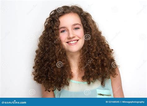 Adolescente Hermoso Con La Sonrisa Del Pelo Rizado Imagen De Archivo