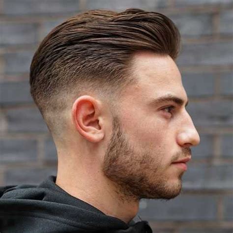 Con menos contraste y más textura en los lados, los cortes de cabello de bajo desvanecimiento son ideales para peinados de longitud media a largos. Manly Cortes de pelo y las barbas - Los Mejores Peinados