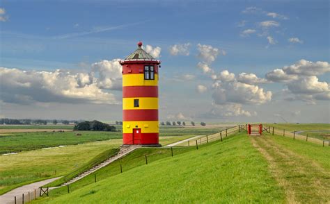 Ostfriesland war zunächst das gebiet zwischen dem ijsselmeer und der unterweser, später unter seinem sohn edzard i., dem großen, erreichte ostfriesland die größte ausdehnung und den. Sommertag in Ostfriesland Foto & Bild | deutschland ...