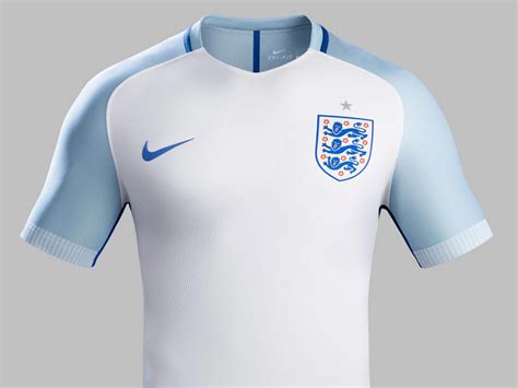 Naast de replica engeland voetbalshirts heeft voetbaldirect ook het engeland trainingsshirt in het dat kan bij voetbaldirect! Engeland Thuishirt Euro 2016 Goedkoop| FootballMag