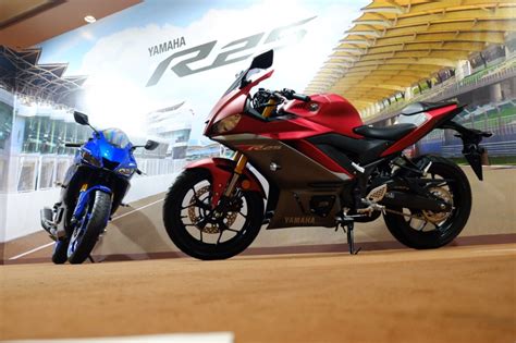 Desain fairing baru yang meningkatkan performa berkendara, rasakan kesempurnaan yamaha r25 terbaru di dealer yamaha terdekat di kota anda. Yamaha R25 Facelift Lancar di Malaysia, Harga Masih Rahsia ...