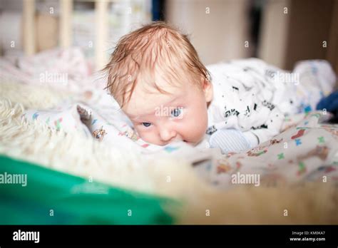 Junge Liegt Schlafend Fotos Und Bildmaterial In Hoher Auflösung Seite 2 Alamy