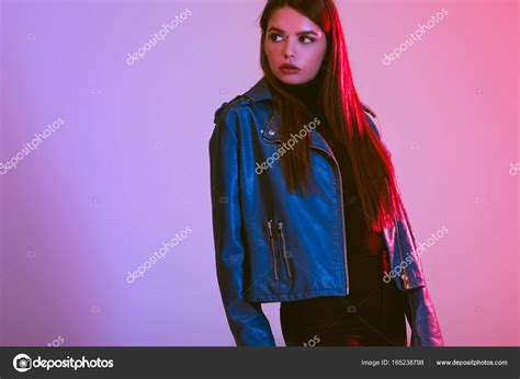 Девушка в кожаной куртке стоковое фото VitalikRadko 165238798