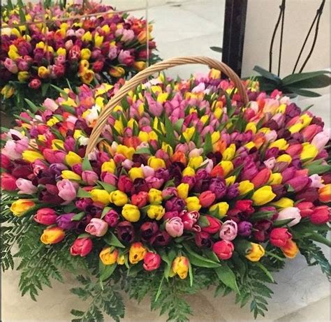 Toate mamele si in general femeile apreciaza daca primesc flori 8 martie. lilbitty: Poze Cu Cadouri De 8 Martie