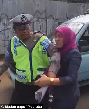 Video Berang Disaman Wanita Serang Anggota Polis Trafik Koyakkan