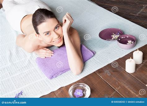 bain de relaxation de sauna de massage de station thermale de fille photo stock image du