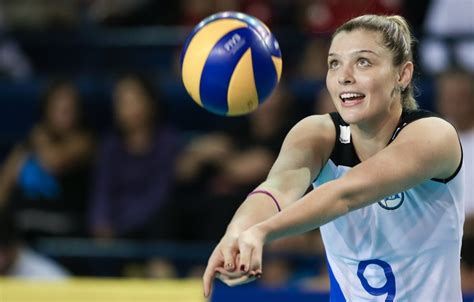 Depois, o treinador colocou natália pela primeira vez na partida. Bela revelação, Rosamaria vislumbra vaga na seleção: "Eu ...
