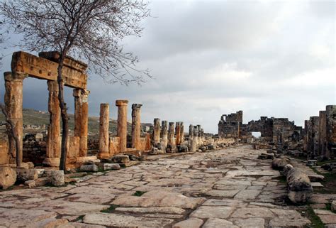 Zeugnis der geschichte geben antike stätten wie ephesos und das mausoleum von halikarnassos, die kalksinterterrassen von pamukkale oder die archäologischen ausgrabungen von troja. Hierapolis (Pamukkale, Türkei) - Hauptstrasse ...