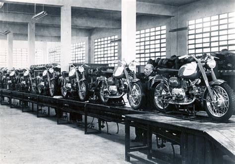 A Look Inside The Harley Davidson Factory Of Yesteryear ~ Riding Vintage