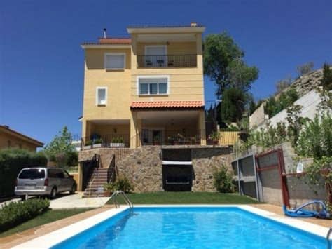 La construcción está perfectamente integrada en el entorno rural, realizada en pizarra, ladrillo y madera. Casa con piscine e giardino, ideale per le visite al ...