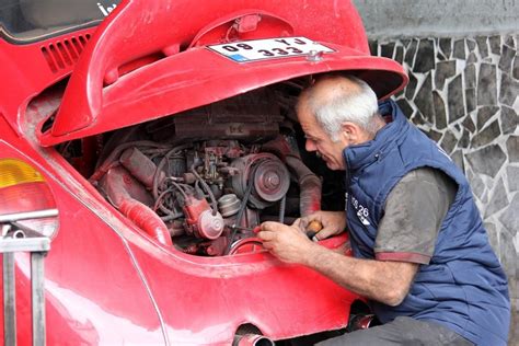 otomobillerin motorlarında meydana gelen arızaları onaran kimse