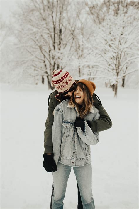 Couple session in the snow. Romantic and playful couple session in ...