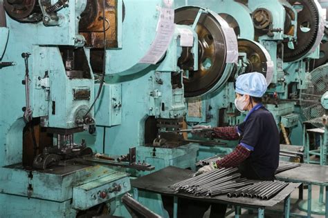 China's Factory Activity Likely Slowed in June on Subdued 
