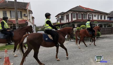Polis dan masyarakat, berpisah tiada polisi dan masyarakat, takkan terpisahkan. GAMBAR Polis Tunggang Kuda Sambil Meronda Di Kawasan ...