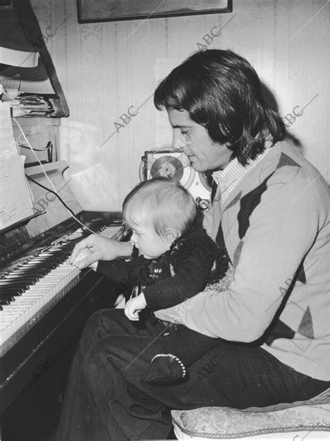 Juan Carlos Calderón Toca El Piano Con Su Hijo Archivo Abc