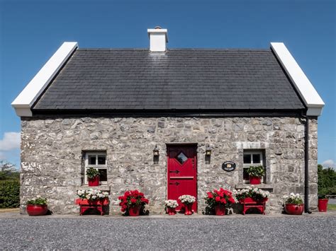 Murrays Traditional Irish Stone Cottage Near Lake Annaghdown