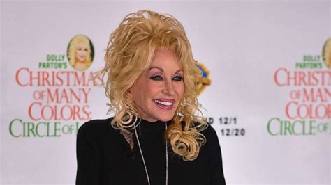 It S A A Holly Dolly Christmas Dolly Parton Is Releasing Her St Holiday Album In Three
