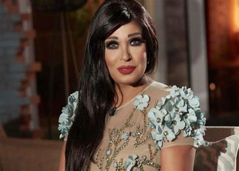 معنديش كورونا؛ لأني كنت محافظة علي نفسي، وحالتي الصحية ووجع رجلي منعني من الحركة والنزول من البيت، ولا روحت مهرجان ولا فرح، ولا زورت ميت ولا صاحي، ربنا عالم بحالي وحماني من كورونا. فيفي عبده للجمهور: الحمد لله بتعافى | خبر | في الفن