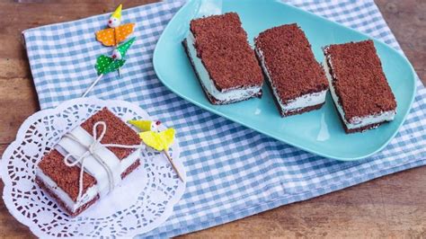 Per la torta kinder al latte 3 uova 120 gr di burro 1 bustina di lievito per dolci 150 gr di zucchero 180 gr di farina 50 gr di cacao amaro per la crema: Ricetta - Kinder fetta al latte | Dissapore