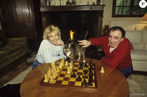 Comme nous vous l'annoncions ici, evelyne dhéliat a perdu son époux philippe le 11 avril dernier. Evelyne Dhéliat et son mari Philippe en 1985 - Purepeople