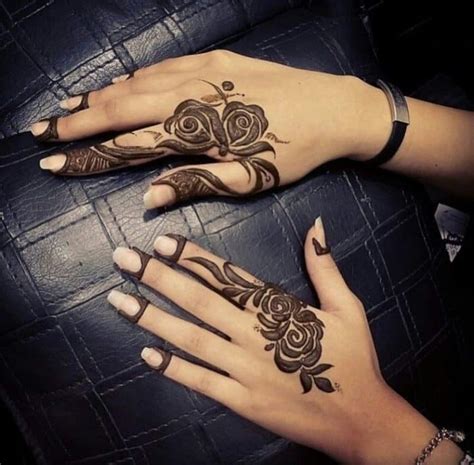 This is simple flower mehndi design for front hand easy and beautiful 2020. 40 Glamorous Rose Flower Mehndi Designs 2020 - SheIdeas