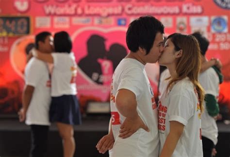 Worlds Longest Kiss Couples Attempt Guinness World Record Metro News