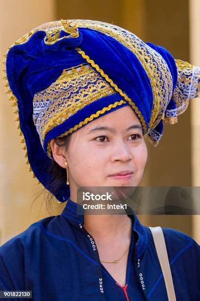 肖像画ビルマ女性民族衣装ミャンマービルマ アジア大陸のストックフォトや画像を多数ご用意 アジア大陸 バガン ヘッドスカーフ Istock