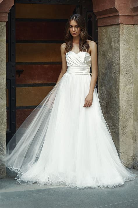 Dalle linee semplici a quelle più sensuali, scopri quello giusto per te! MODELLO SB 0618 Abito da sposa con bustino drappeggiato in ...