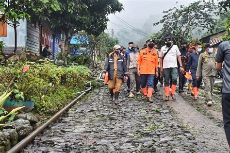 Wabup Bogor Tinjau Lokasi Pengungsian Korban Banjir Bandang Di Gunung