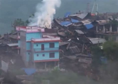 Hundreds Of Birds Filled The Sky As Earthquake Hit Nepal S Kathmandu Daily Mail Online