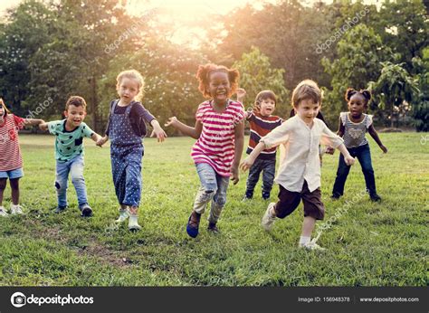 Niños Jugando En El Campo Fotografía De Stock © Rawpixel 156948378