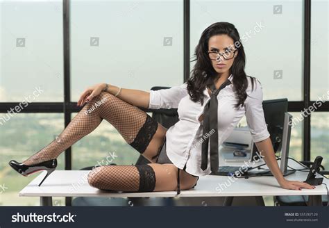 Photo De Stock Femme D Affaires Sexy Assise Sur Un 555787129 Shutterstock