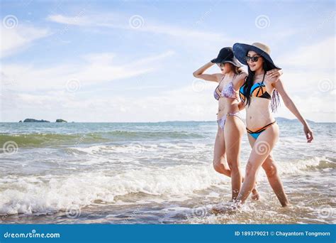 Buitenste Zomerportret Van Het Voorbeeld Van Twee Aziatische Mooie Meisjes In Een Sexy Bikini