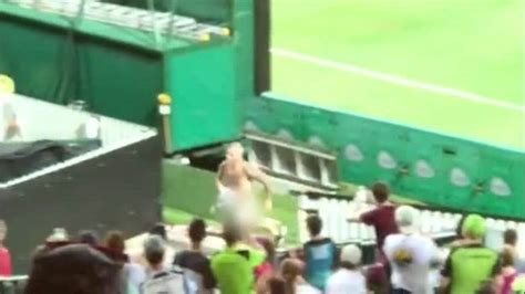 Big Bash League Streakers Invade Scg During Sydney Thunder Win Over Sydney Sixers Daily Telegraph