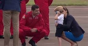 El príncipe George se divierte con sus padres entre aviones militares