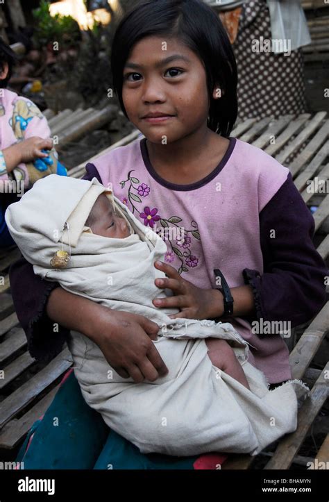 Karen Girl Holding Her Sister Umpium Refugee Campthai Burmese Border