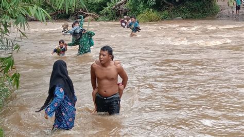 Perjuangan Pelajar Di Kabupaten Seluma Jembatan Rusak Terpaksa Digendong Seberangi Sungai