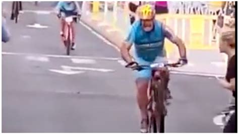 Cyclist Ends Up Knocked Out By A Reckless Female Fan Video
