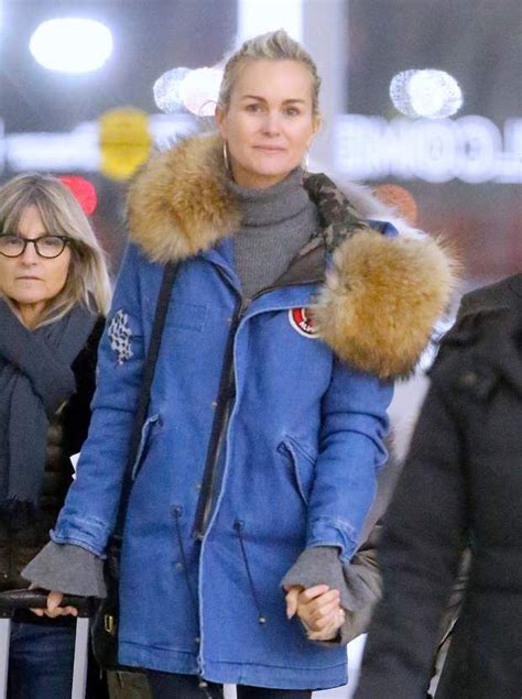 Laeticia hallyday est la veuve du célèbre chanteur français johnny hallyday décédé fin 2017. Photos - Laeticia Hallyday : elle ne porte plus la croix ...