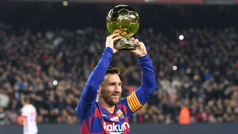 ljoˈnel anˈdɾez ˈmesi ( слушать); Messi celebra su sexto Balón de Oro brillando con un 'hat ...