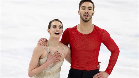 Winter Olympics 2022 Figure Skaters Gold Wardrobe Malfunction Yahoo Sport