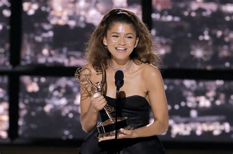 2022 Primetime Emmys Winners Lizzo Zendaya Amanda Seyfried And More