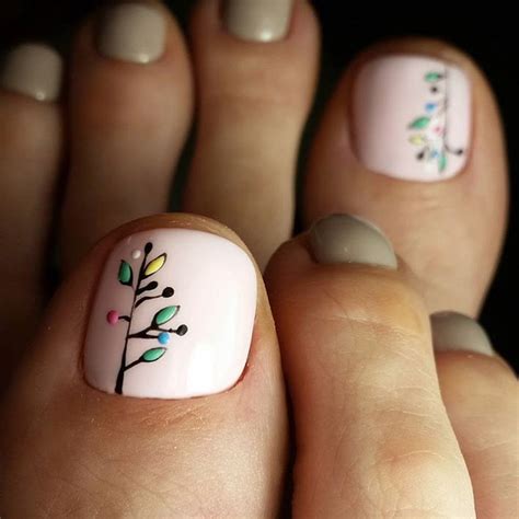 Las uñas de los pies también son motivo para las decoradoras de uñas que crean miles de diseños diferentes y hermosos que hacen que los pies también se vean muy bien. 20 diseños de uñas que mantendrán tus pies hermosos y lindos