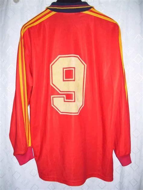 While on the waist there is a logo with the legend do not try to understand it and its founding date: Spain Home football shirt 1994 - 1996.